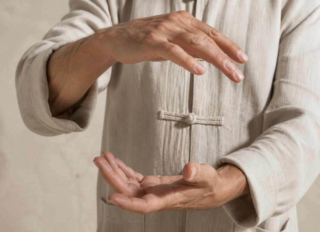 Mains en mouvement lent de Qi Gong, lumière naturelle